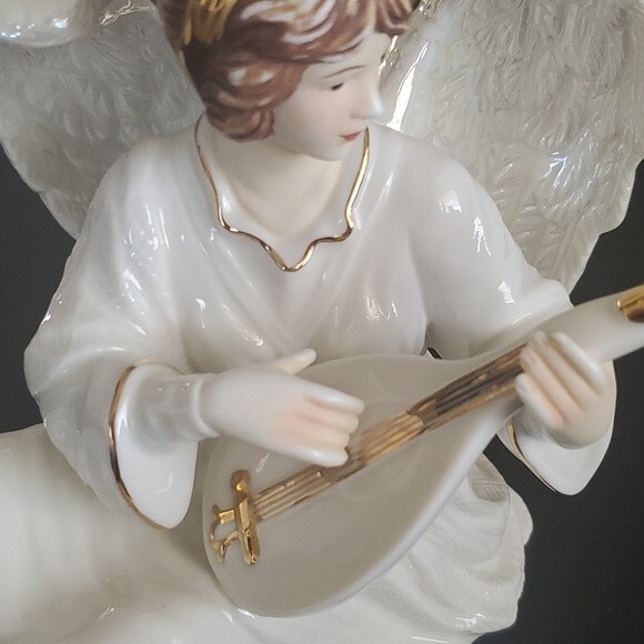 Vintage O'Well Porcelain Angel Figurine Playing a Mandolin - Picture 8 of 9